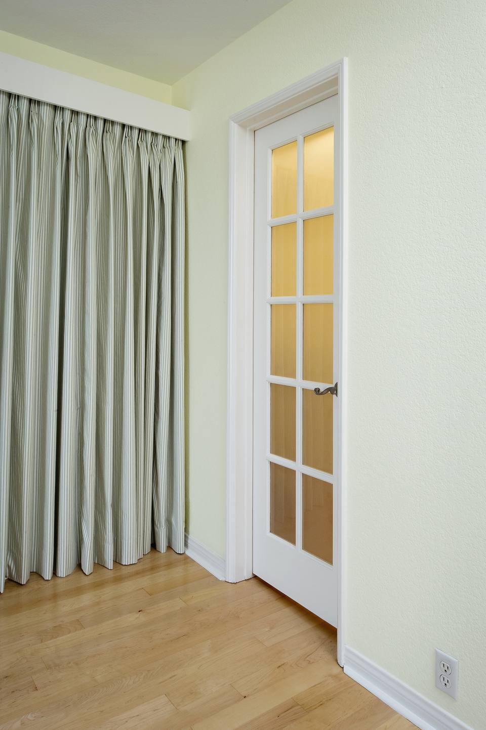 Unique Bedroom Closet Door Design Ideas for Small Space