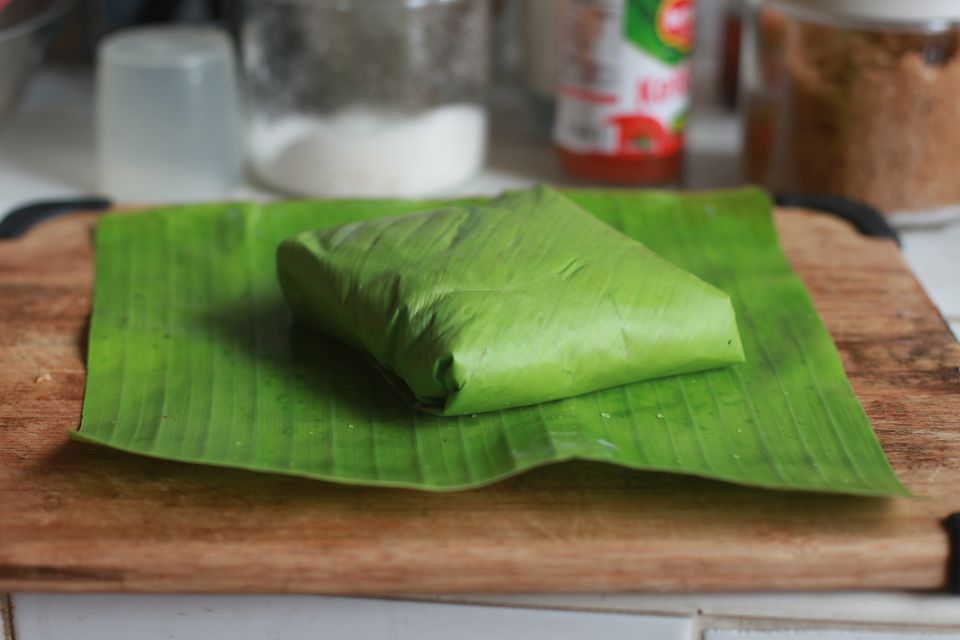 Double wrapping food in banana leaf