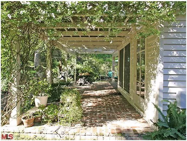 taylor swift new house beverly hills arbor with vines