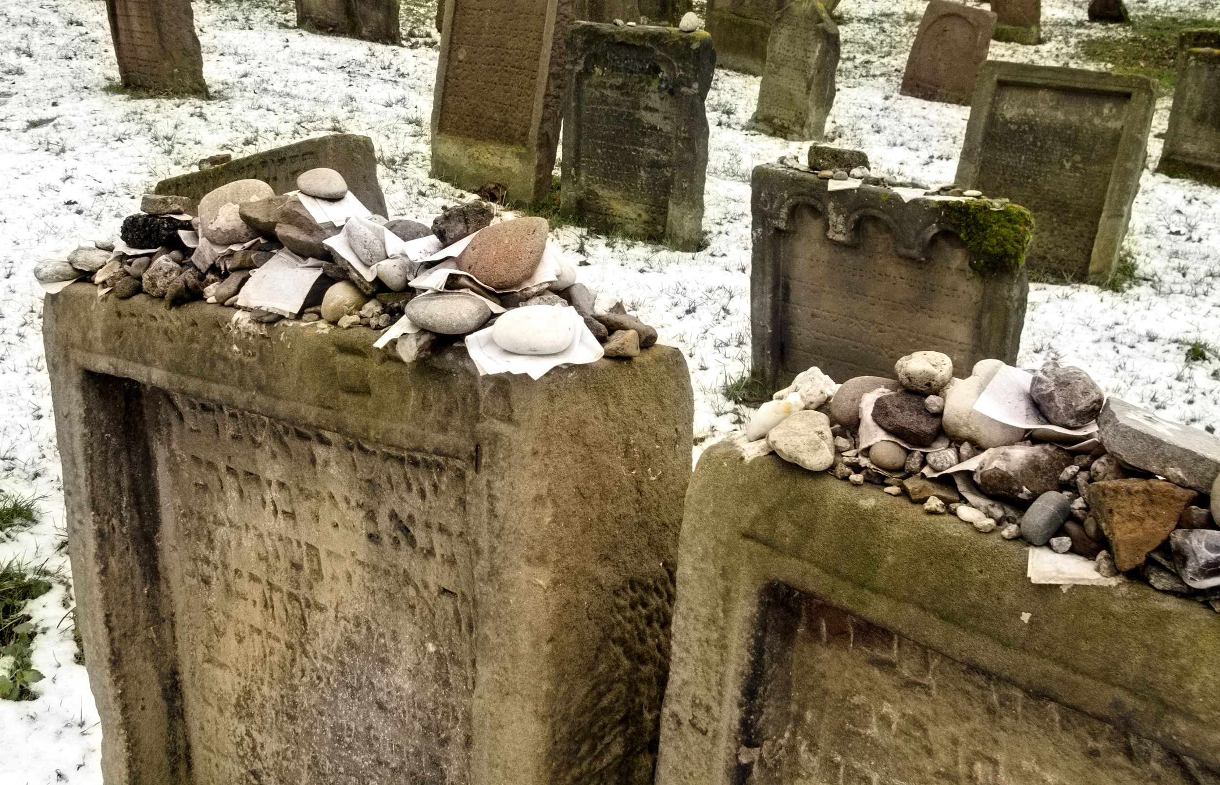 why-mourners-place-stones-on-jewish-graves