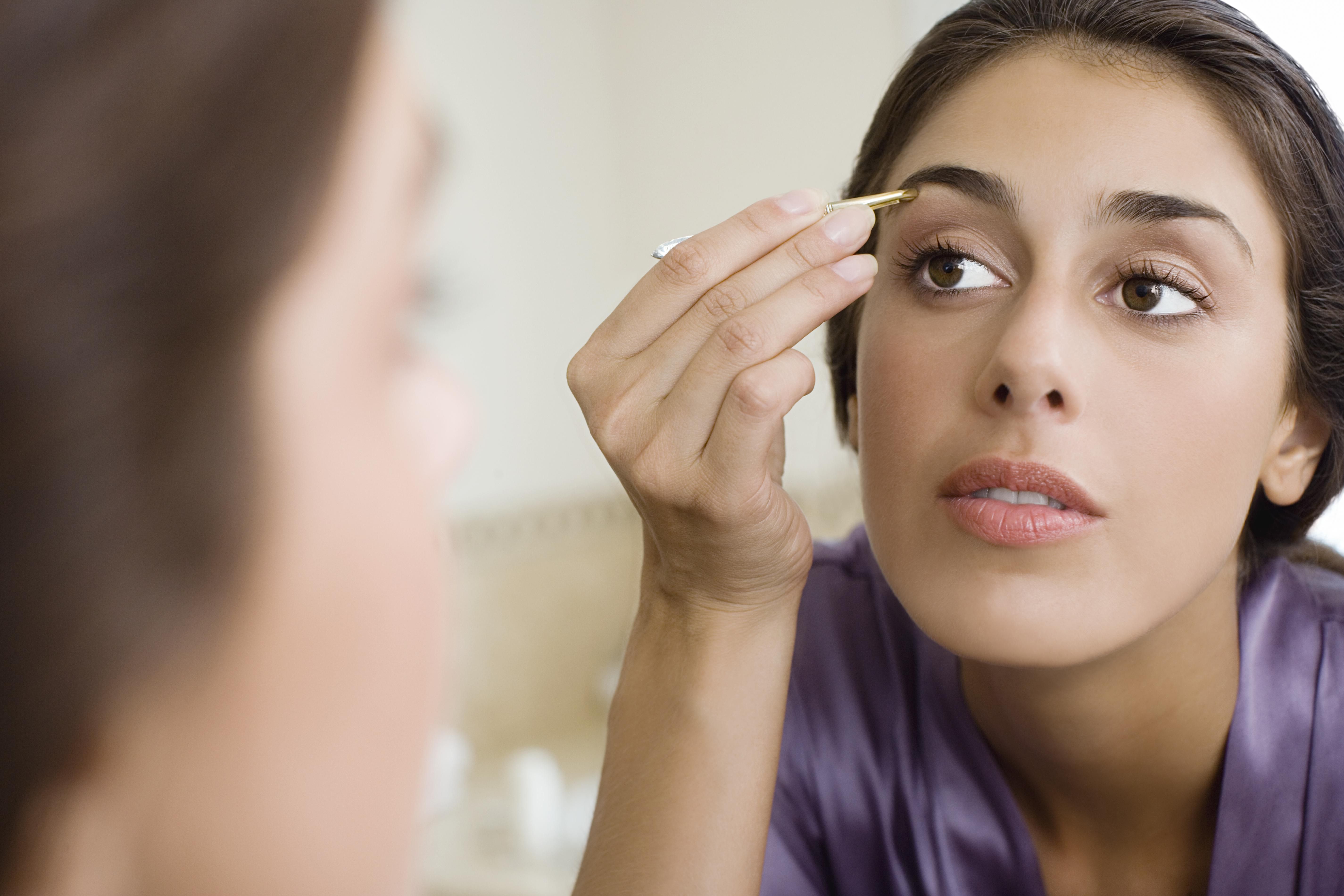 How to Tweeze Your Eyebrows With Tweezers