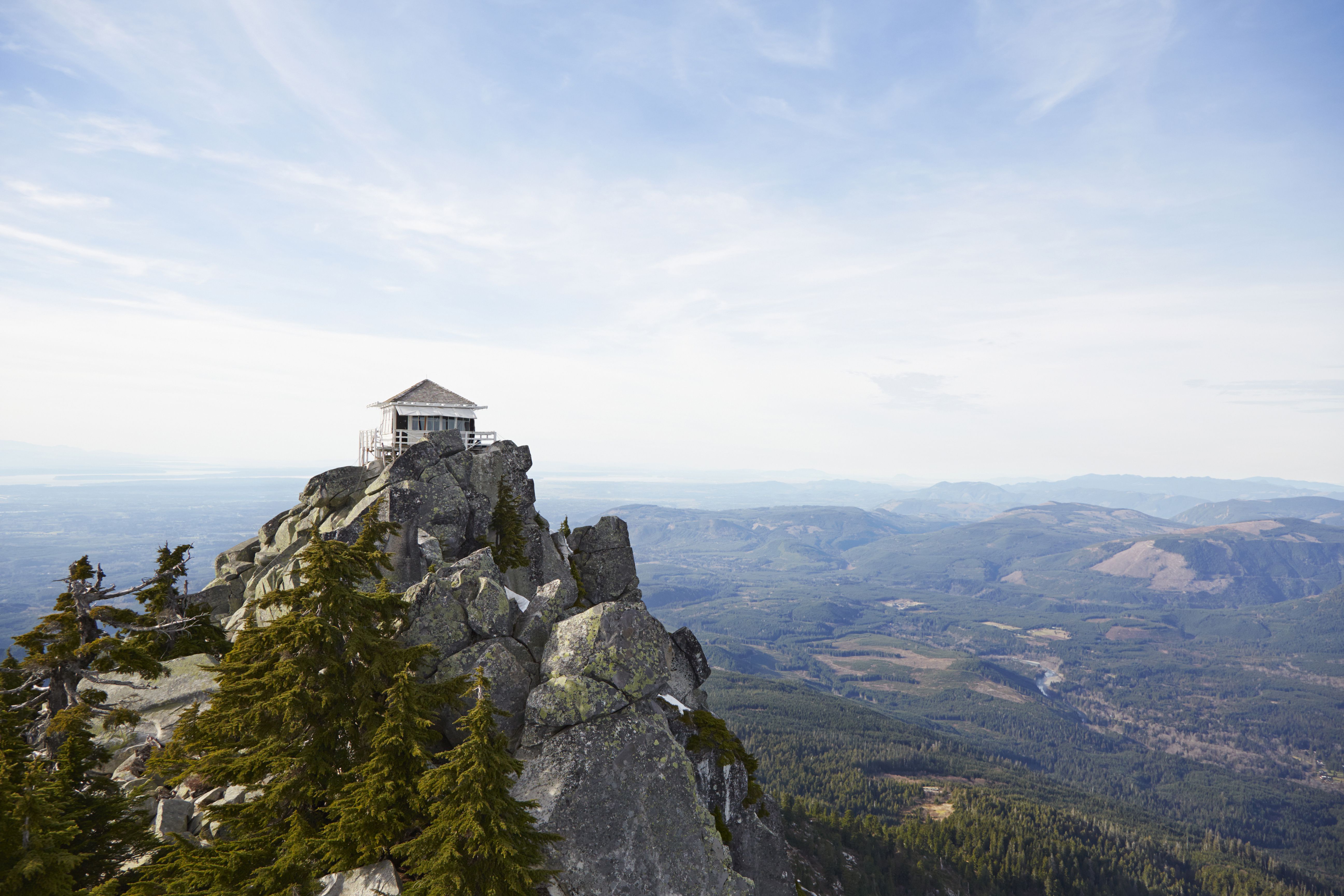 camp-close-to-the-stars-in-a-fire-lookout