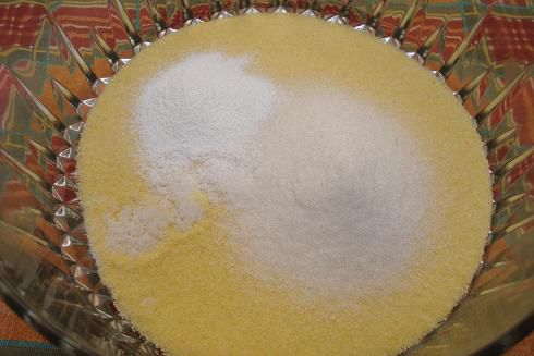 Mix the semonlina, sugar, baking powder and salt.