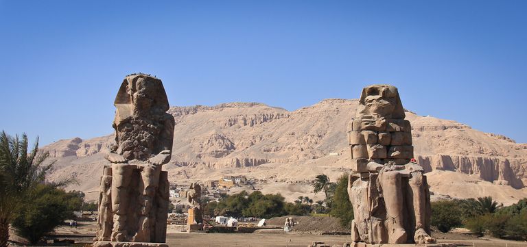 A mortuary temple located in Thebes in Egypt guarded by two statues of about 20 meters in height.