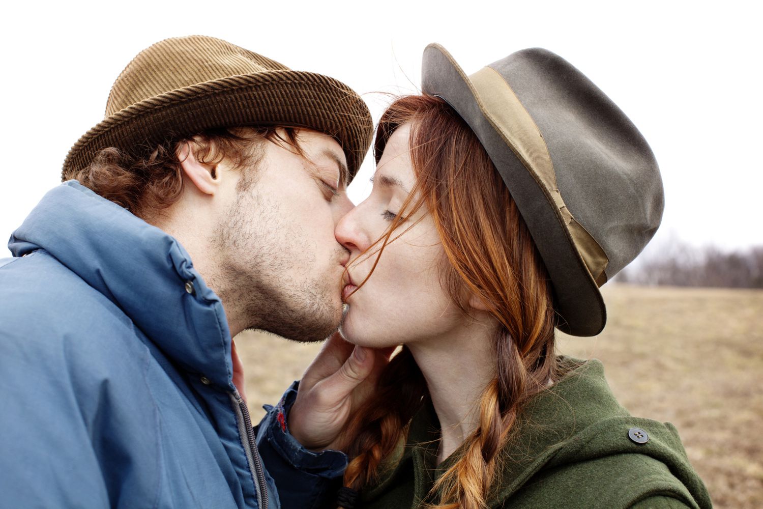 kissing in hats2 56a4c16f5f9b58b7d0d8c18d