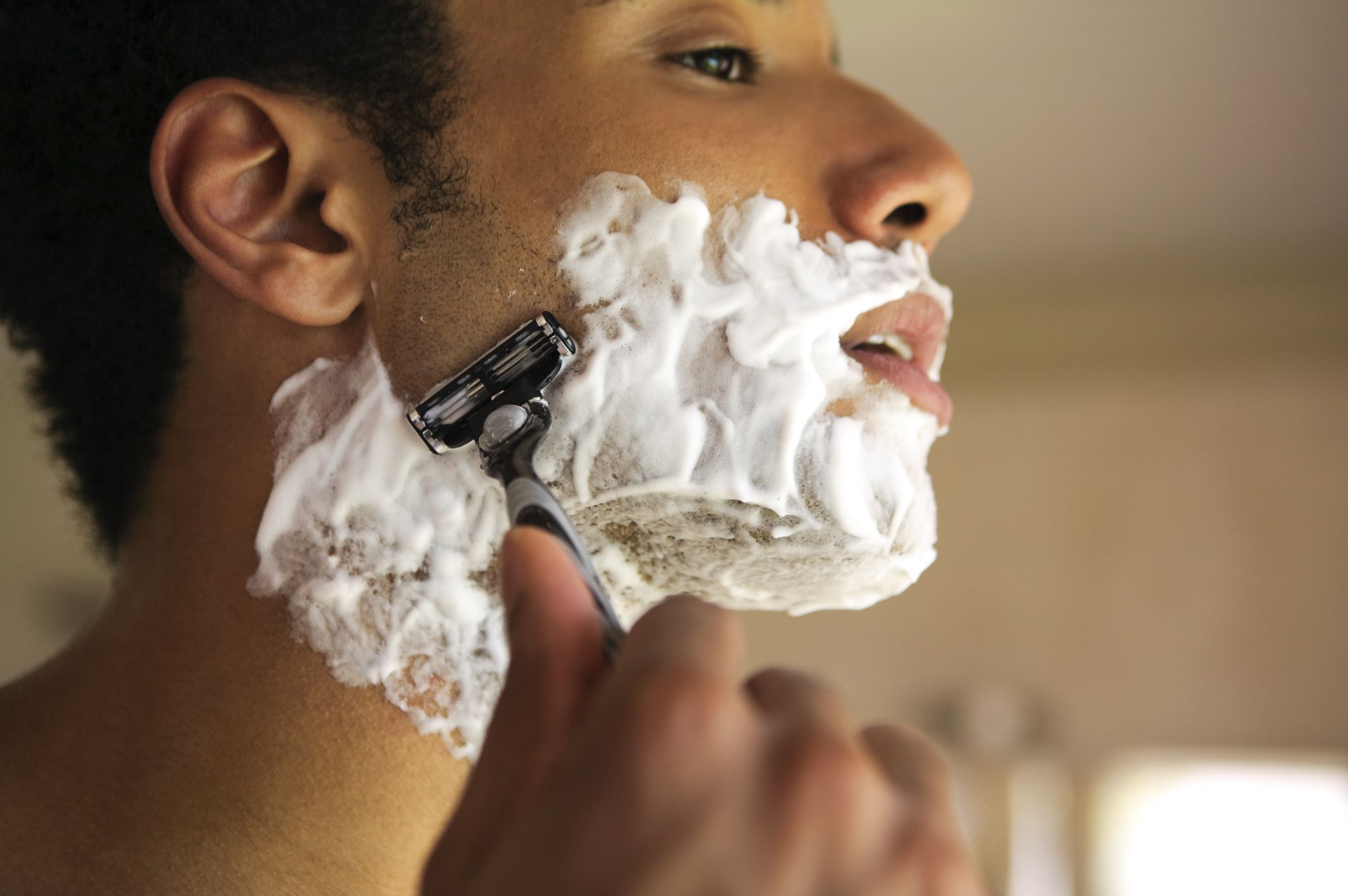 Вместо пены для бритья. Пена джилет чистое бритье. Мужчина бреется. Пена для бритья для мужчин. Мужик в пену для бритья.