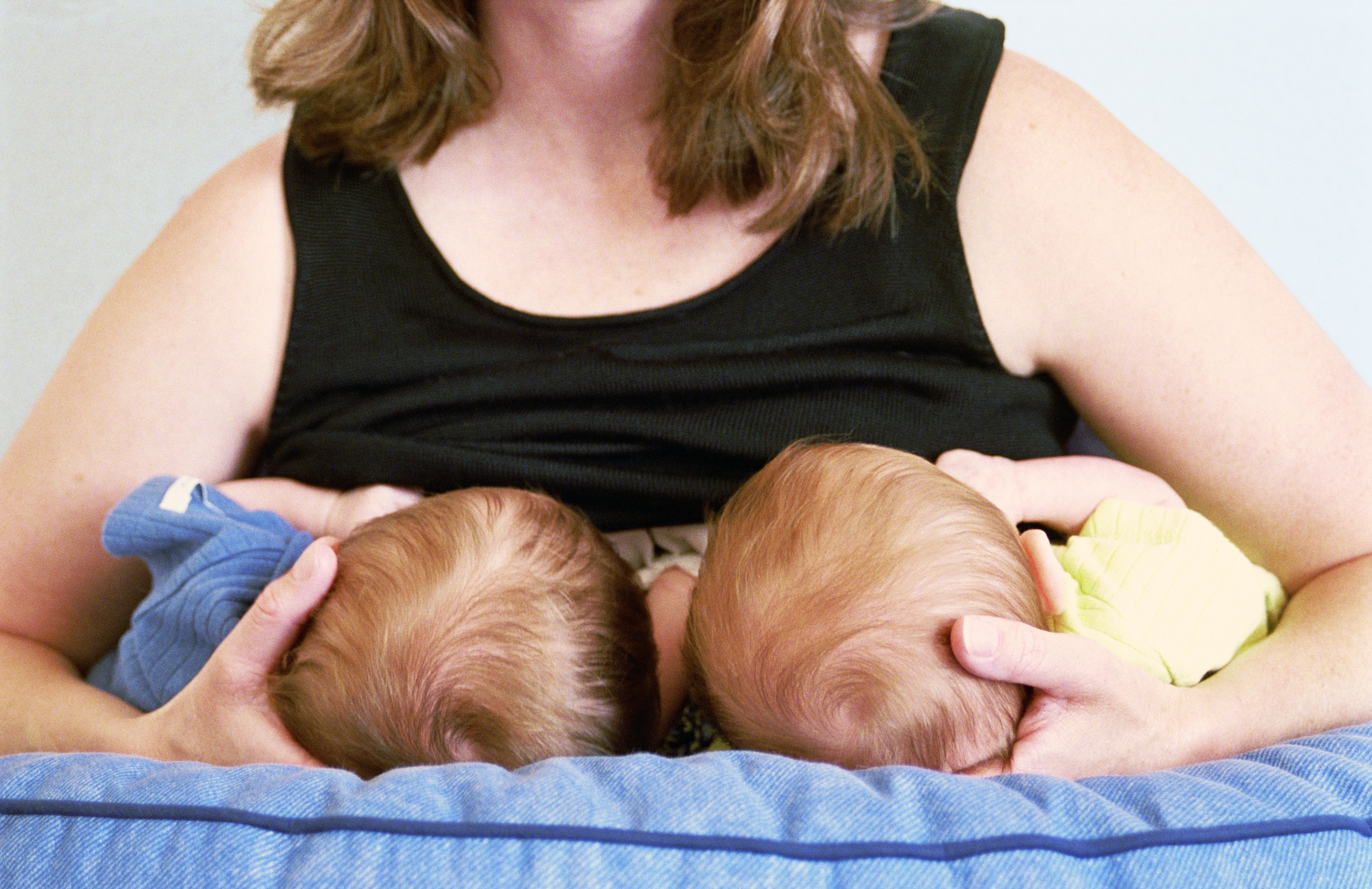 how-to-breastfeed-twins-together