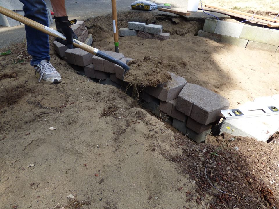 How to Lay a Retaining Wall with Blocks