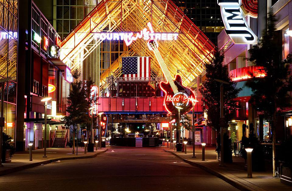 Meet 4 street. Луисвилль. Louisville Kentucky 4th Street. Louisville, Kentucky снег зимой. Louisville, ky Streets.