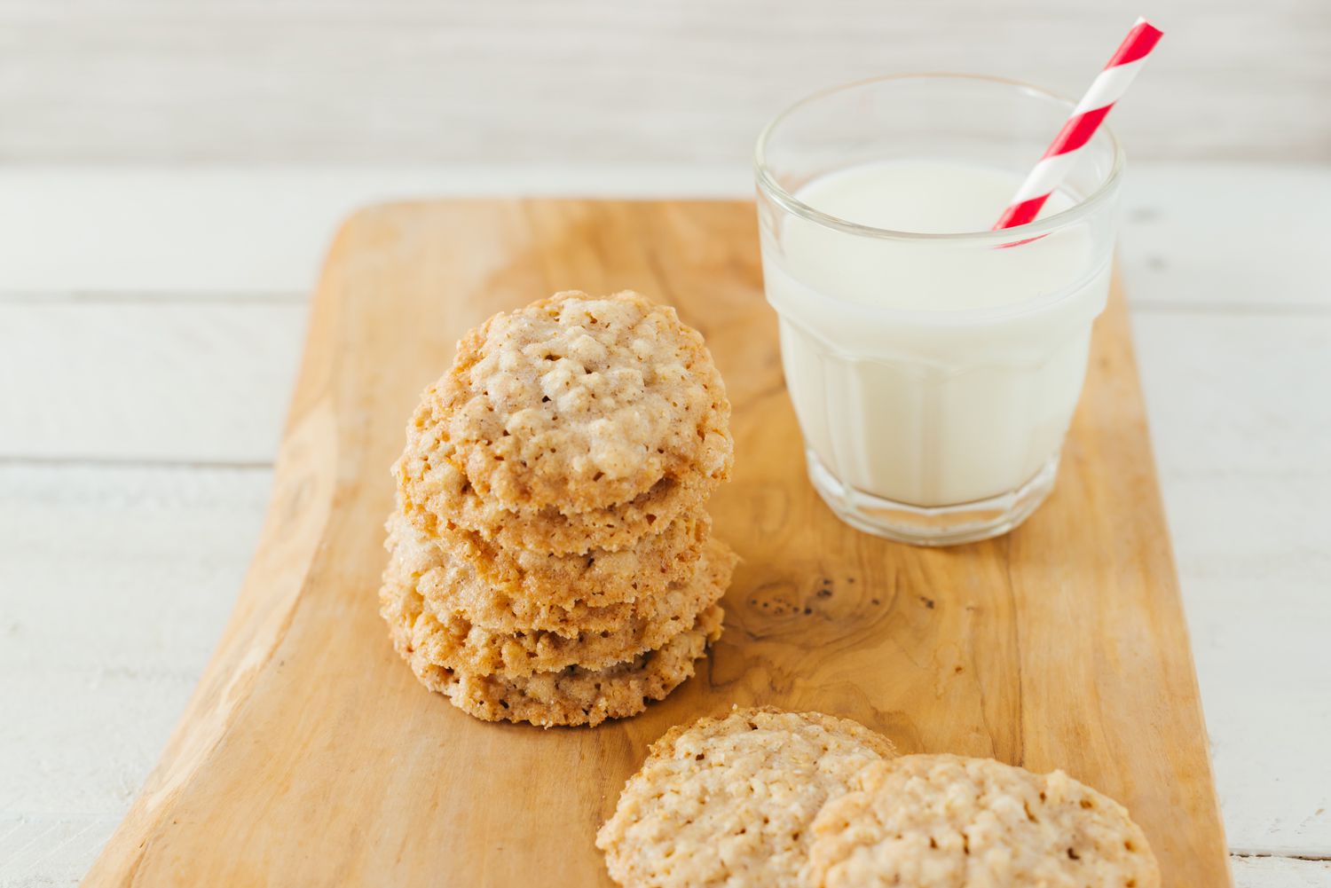 Из овсяной муки простой. День овсяного печенья. Oatmeal cookie. Печенье Беловед. Butter cookies Recipe.