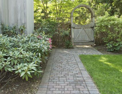 Fence Line Landscaping: Ideas for Creative Homeowners