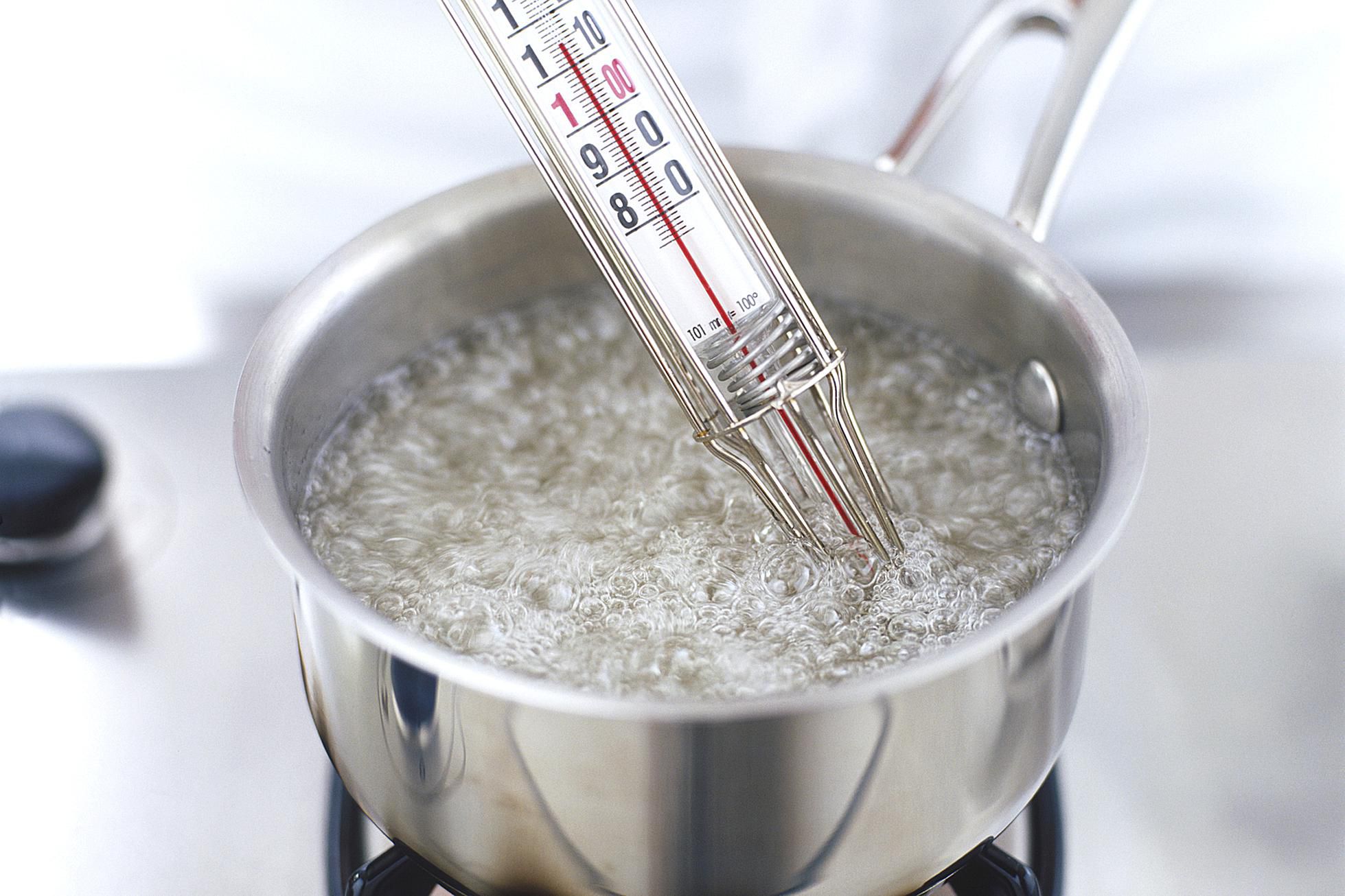 Температура кипяченой воды. Термометр в кипящей жидкости. Термометр для варки сиропа. Термометр для кипятка. Кипящая вода.