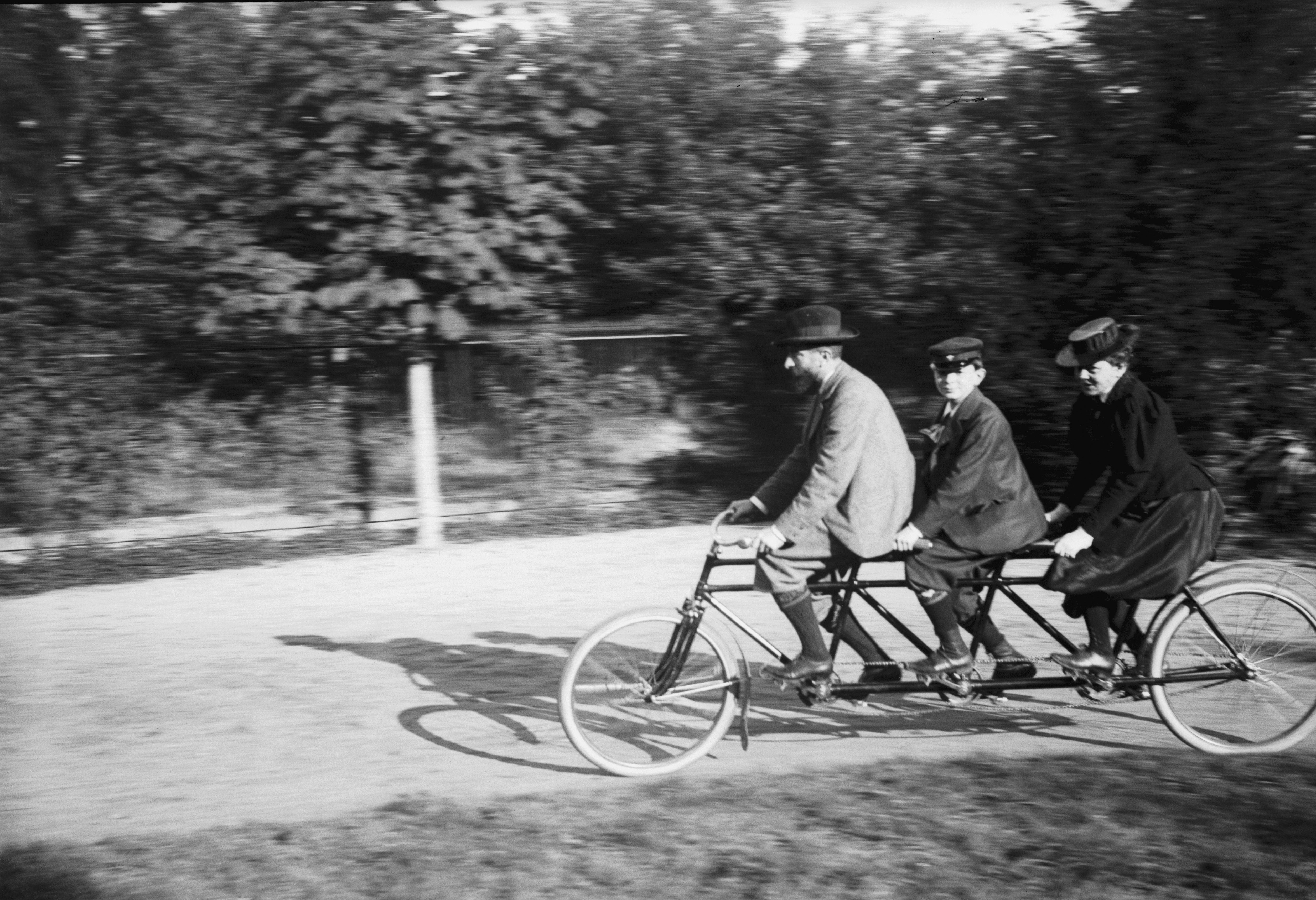 family group on tandem bike 59d5a0a0c a40a6