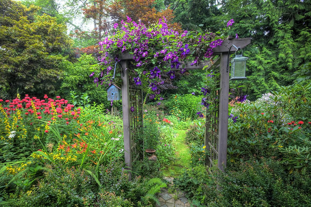 How to Build a Garden Arbor Inexpensively