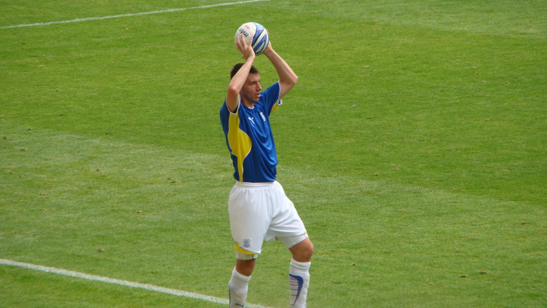 Learn the Technique to Take a Throw in Soccer