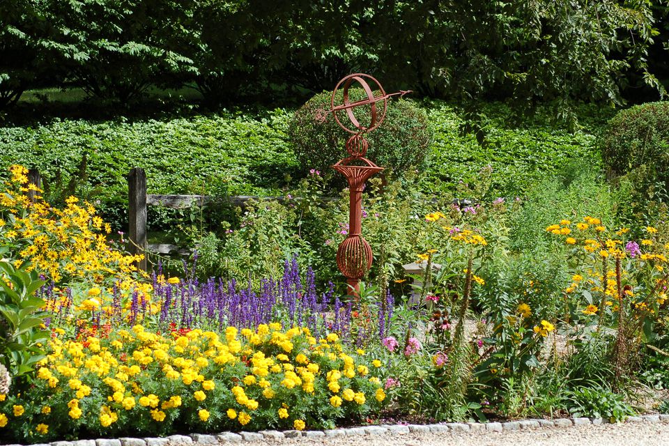 Flower Borders: Ideas to Make Your Landscaping Sizzle