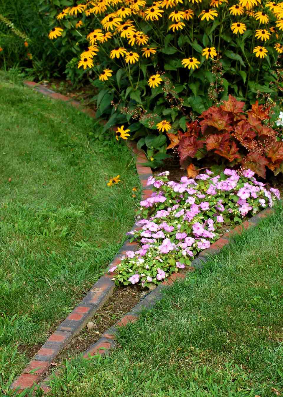 Flower Borders Ideas to Make Your Landscaping Sizzle