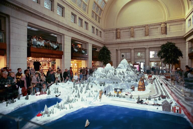 Best 10 Ways to Celebrate the Holidays in Washington DC