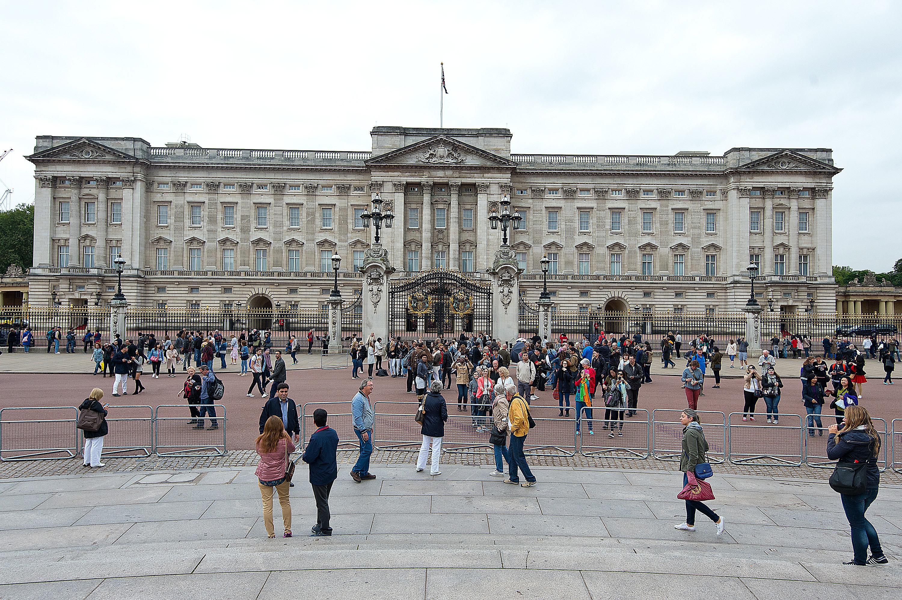 Take a Virtual Tour to Buckingham Palace in London