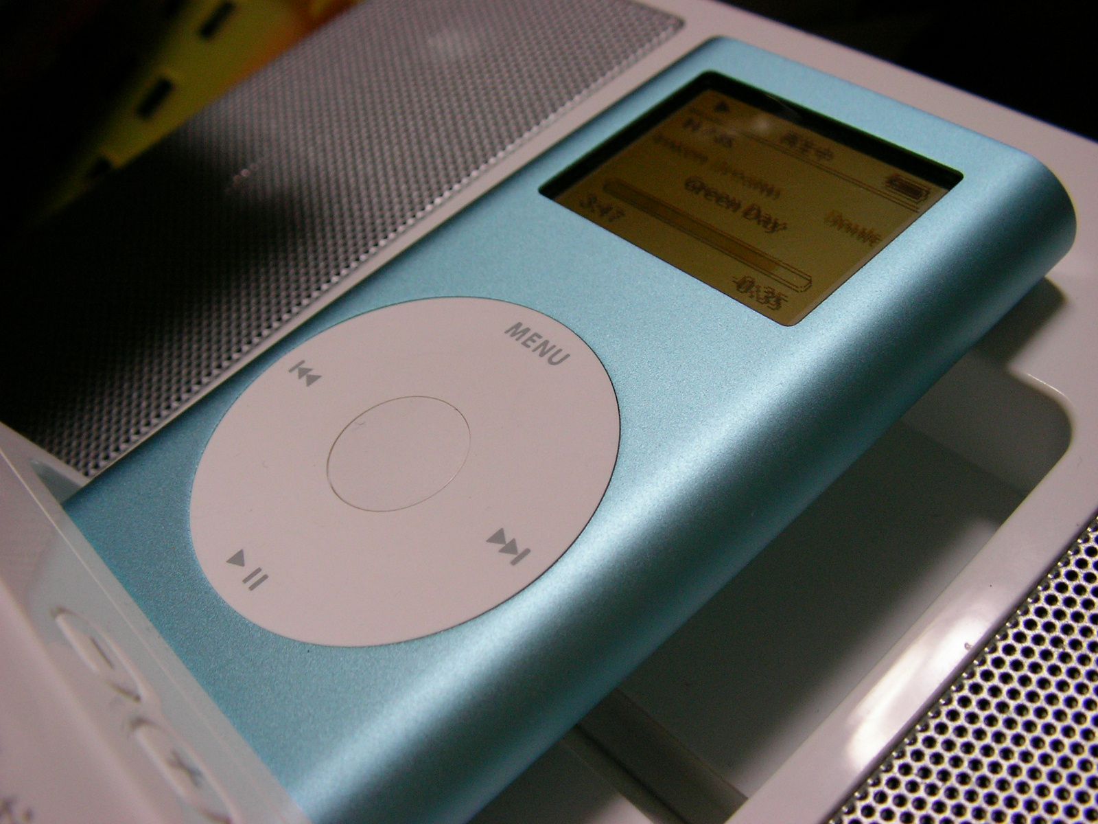Reset or Restart a frozen iPod Mini in 3 Simple Steps