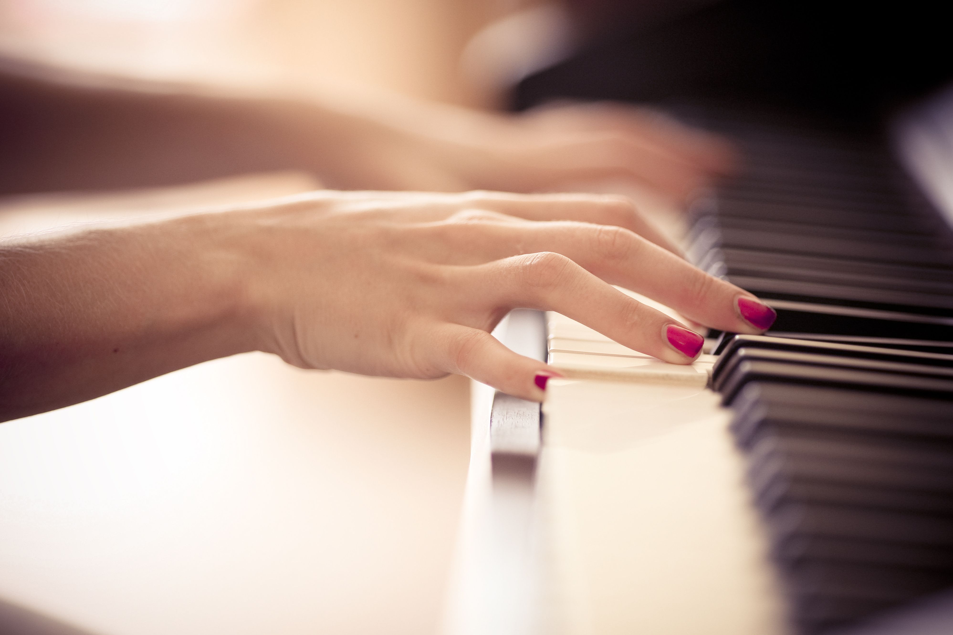 Ведь это жизнь песня. Фортепиано. Жизнь это фортепиано белые клавиши любовь и счастье. Руки на рояле. Рояль и любовь.