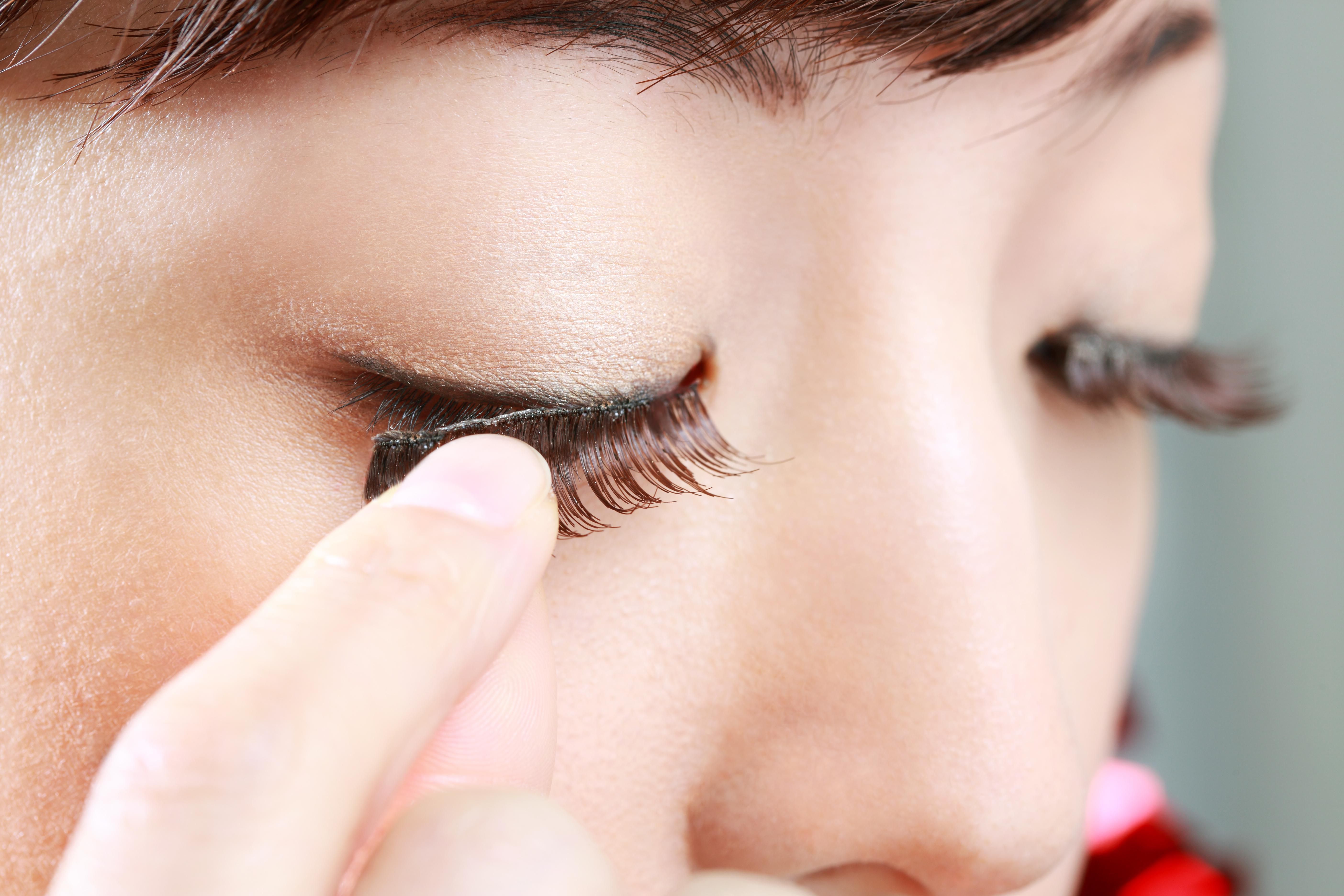 How To Apply False Eyelashes Yourself