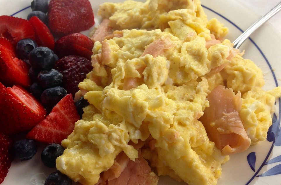 Scrambled Eggs With Smoked Salmon Larsen 58add1843df78c345bde549a 