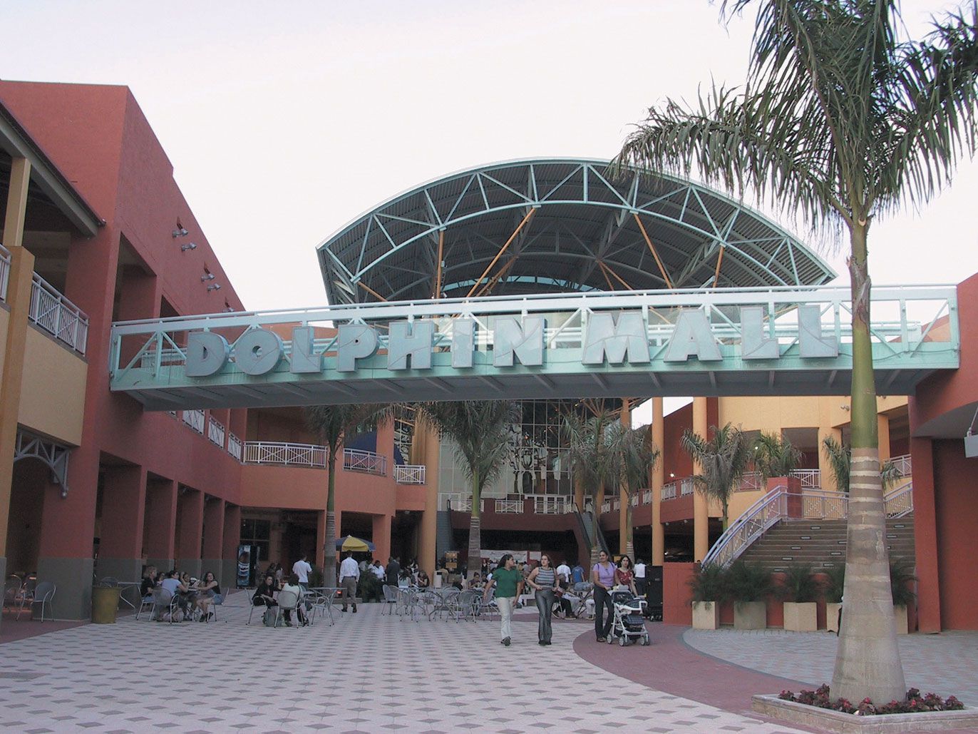 Outdoor Shopping at the Dolphin Mall in Miami 