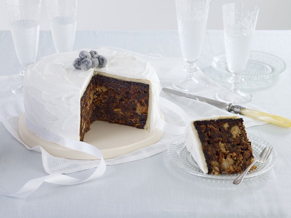 How to Ice a Christmas Cake (The Easy Way)