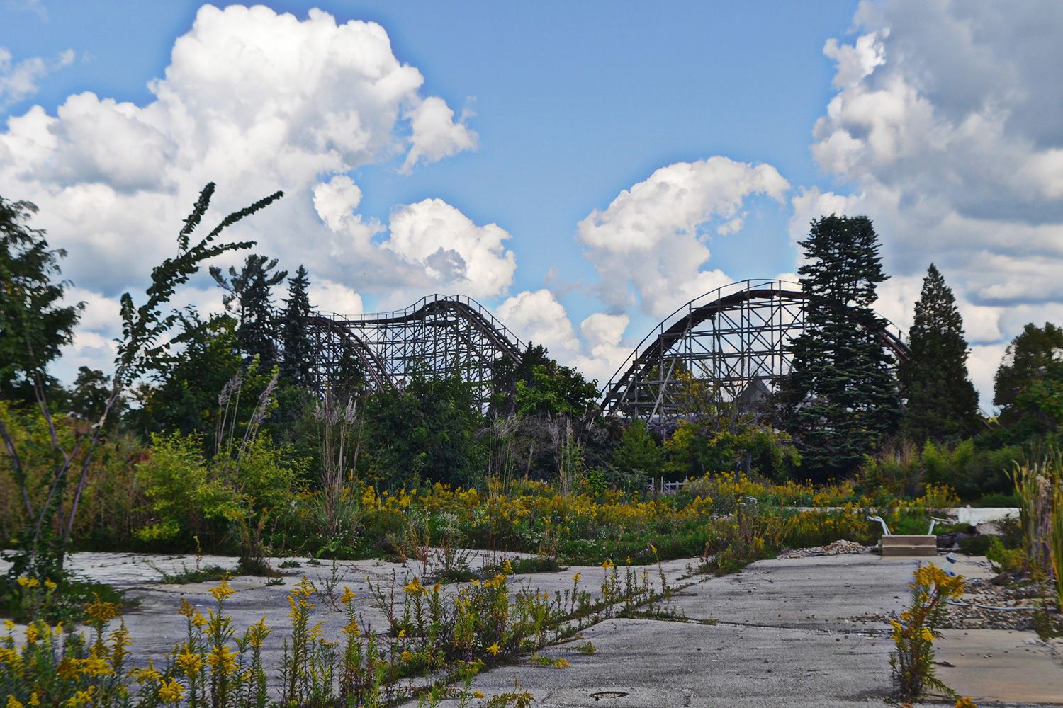 Are Geauga Lake, SeaWorld, and Six Flags Ohio Open?