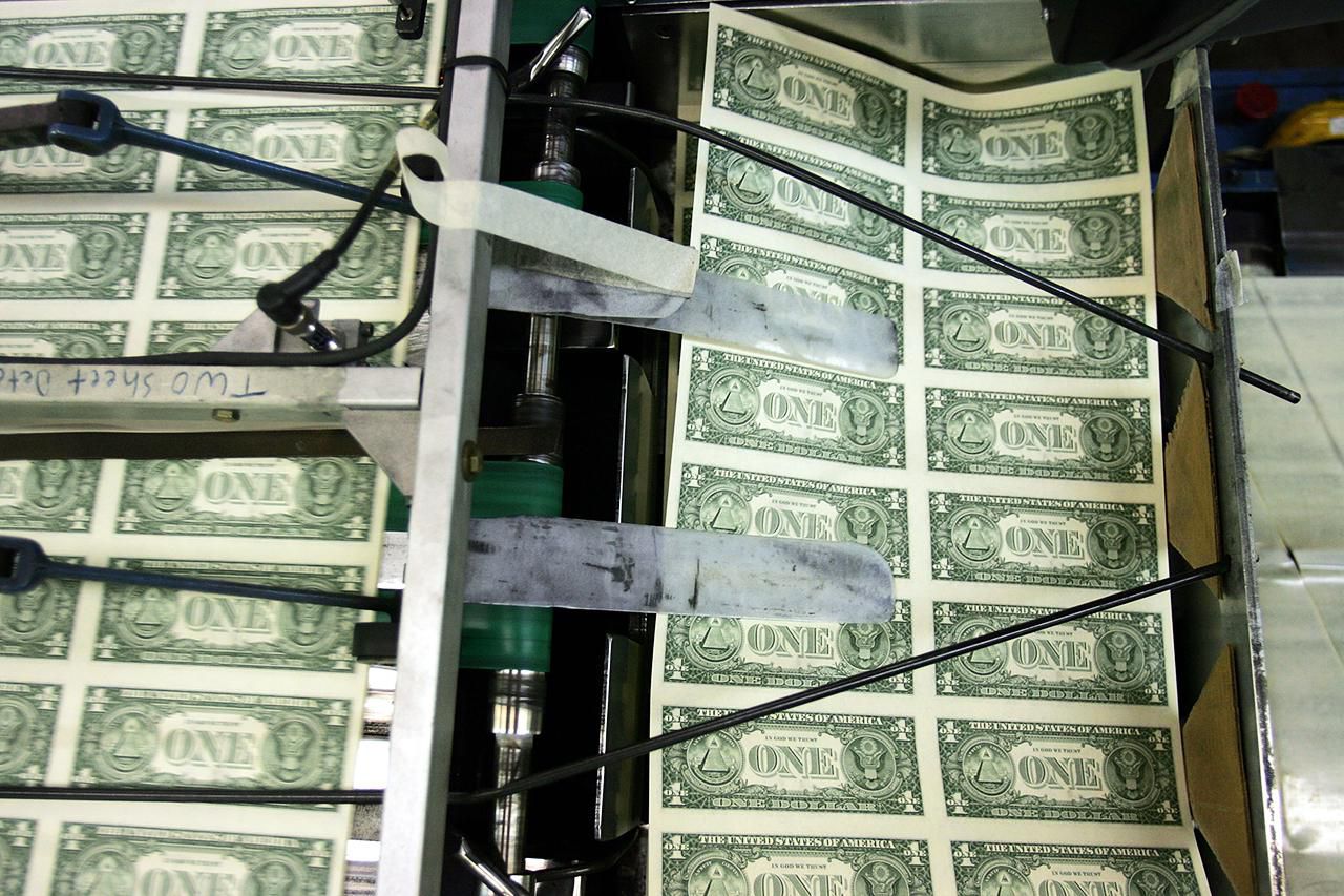Что делать с деньгами на счетах. Денежный печатный станок. Долларовый печатный станок. Станок для печатания денег. Печатный станок ФРС.