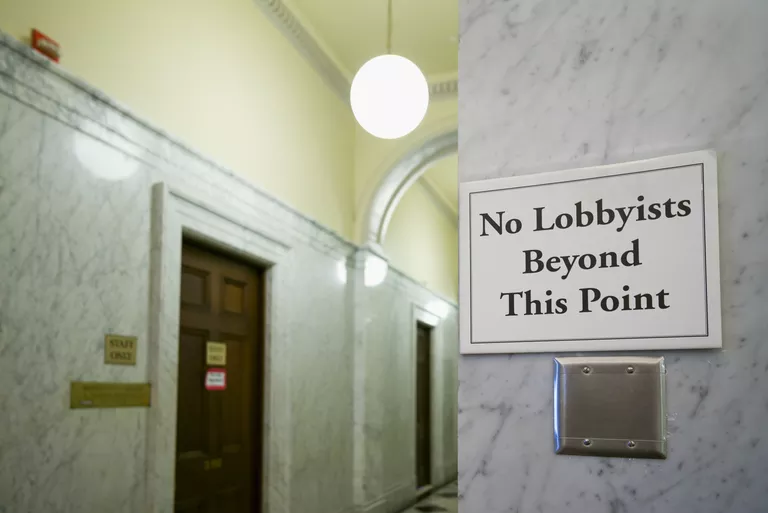 Anuncio: No Lobbyists sign