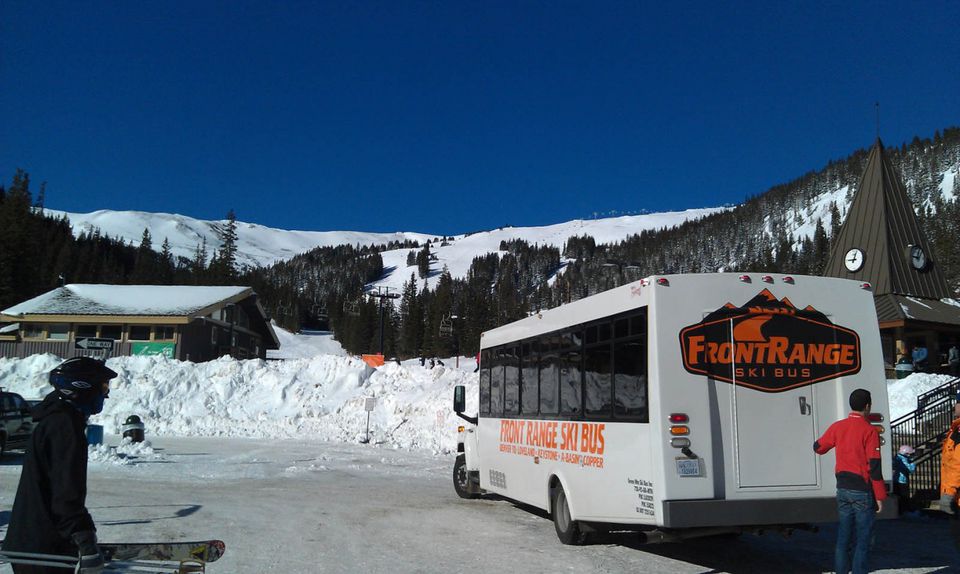 Автобус курорта ключи. Горнолыжный автобус. Горнолыжный курорт автобусы. Автобус на лыжах. Туристические автобусы горнолыжки.
