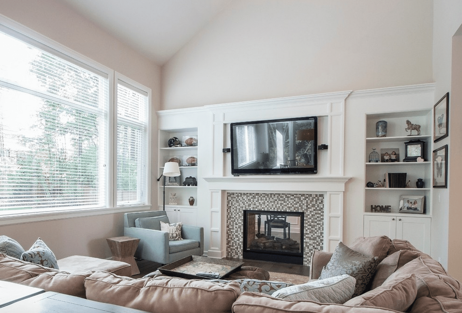 20 Beautiful Living Rooms With Fireplaces