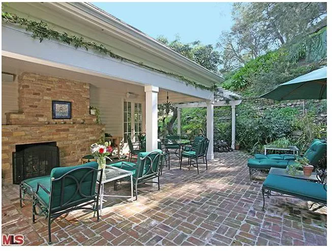 taylor swift house los angeles patio