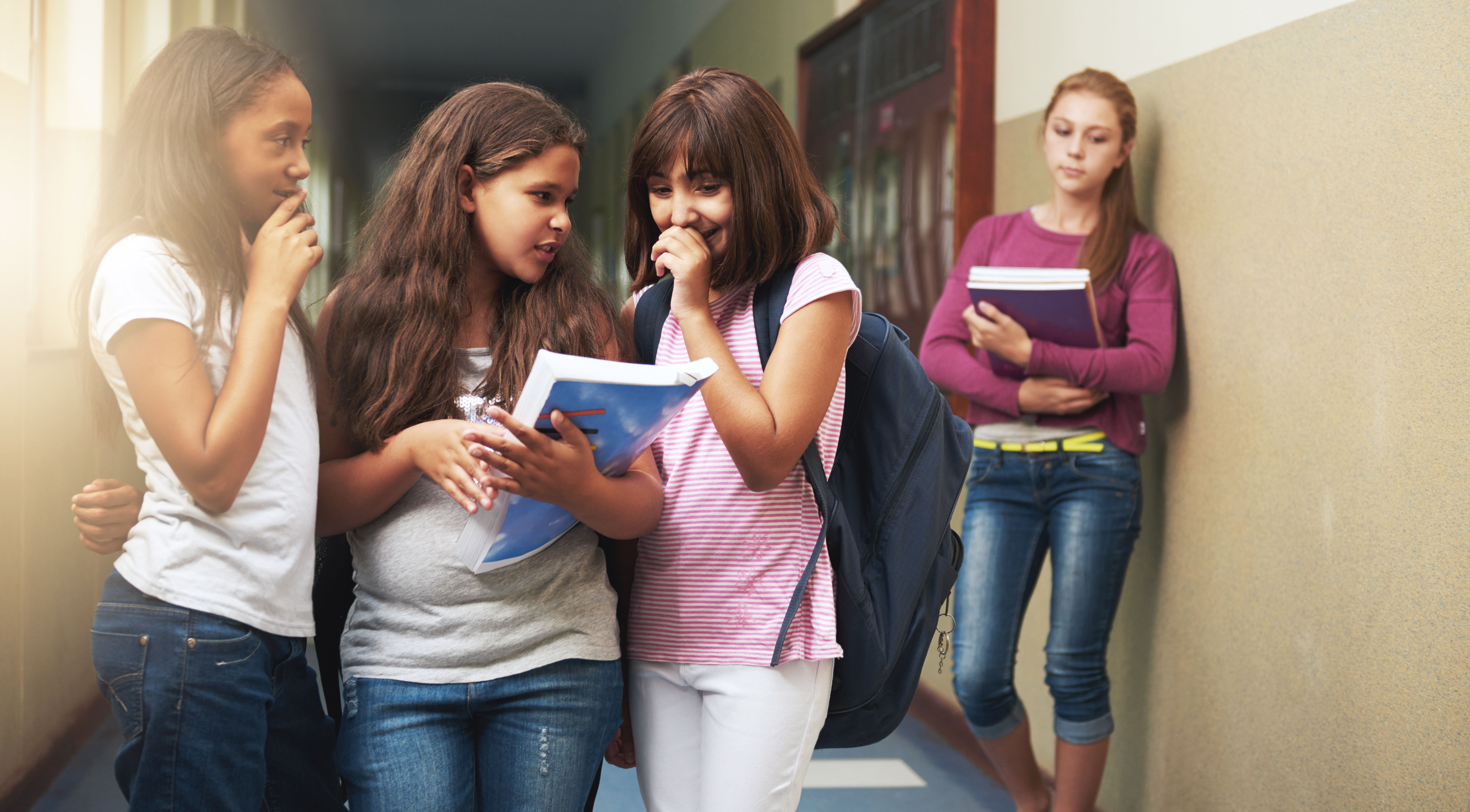 Girls school bullying. Подростки в школе. Девочка подросток в школе. Девушки подростки школа. Буллинг в школе девочек.