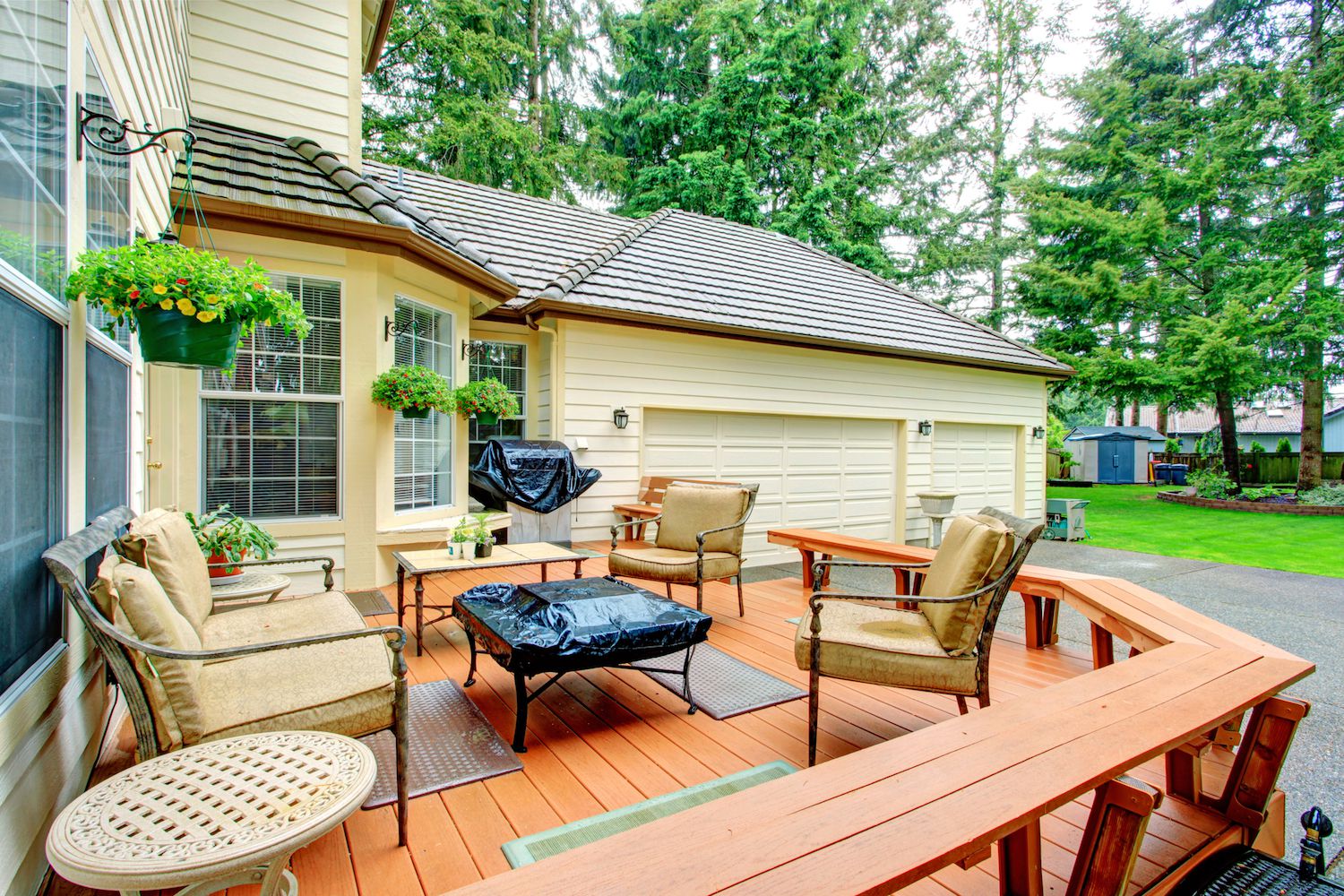 5 Essential Curb Appeal Tips to Stage Your Deck