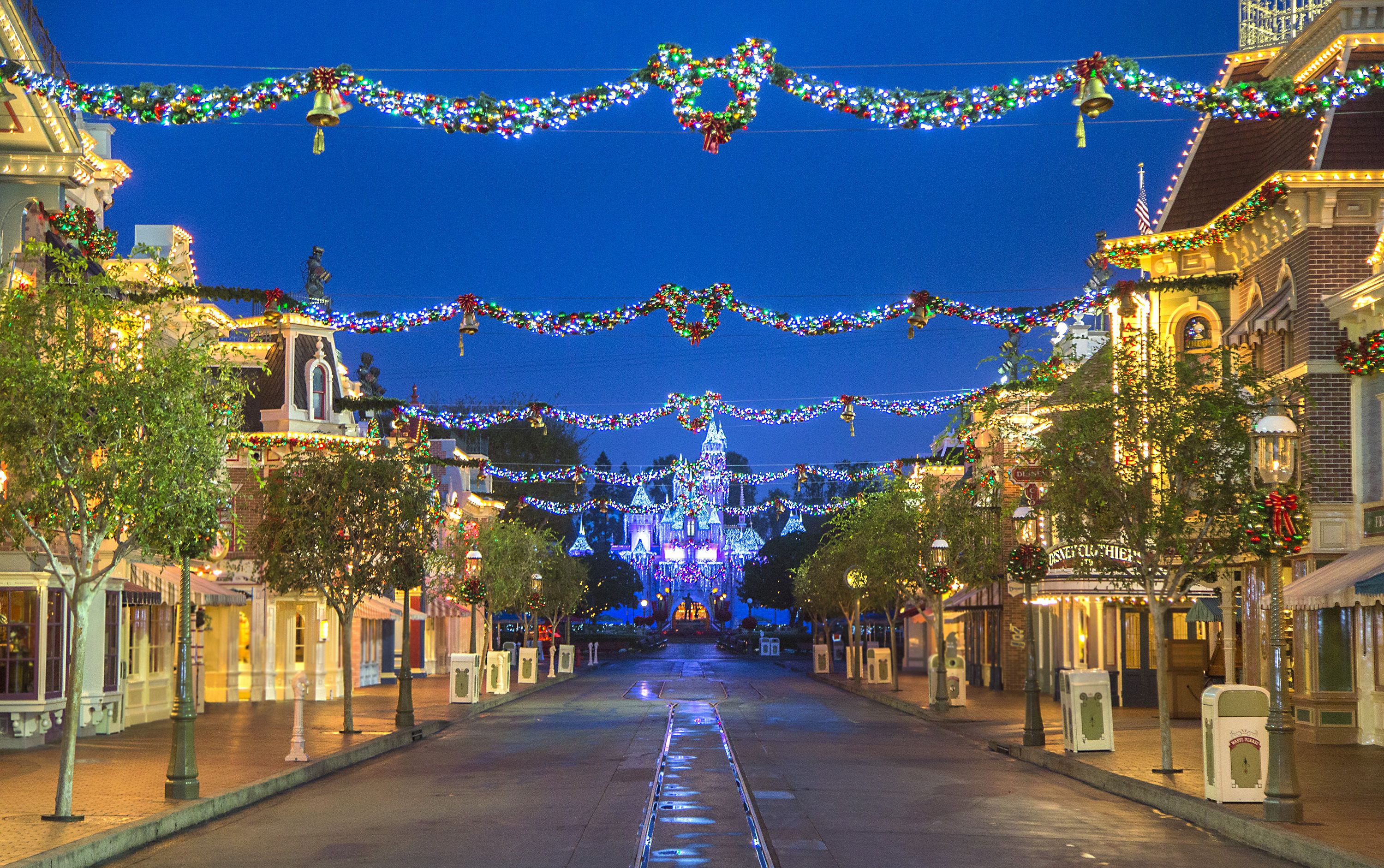 Going to Disneyland at Christmas Pros and Cons