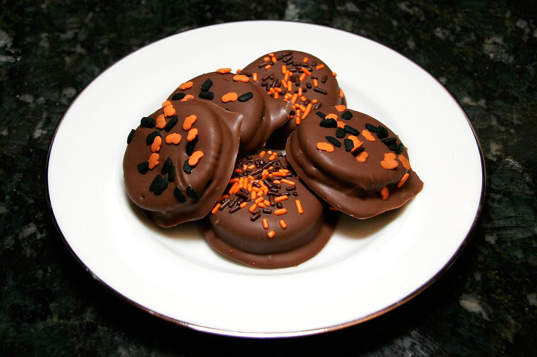 ritz crackers with peanut butter dipped in chocolate