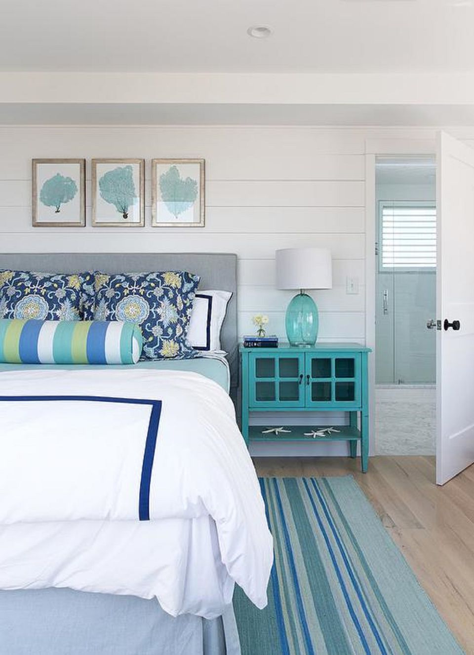 Modern Beach Themed Bedroom Decor Ideas with Simple Decor