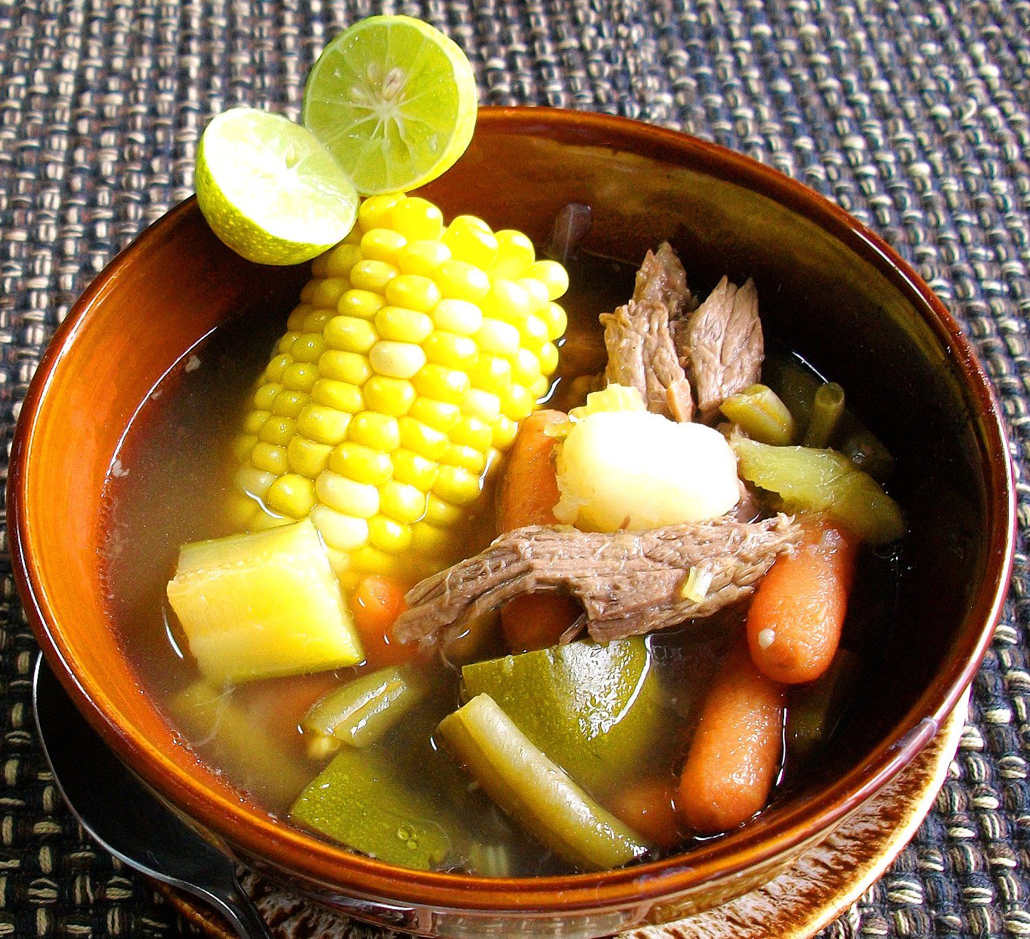 Reconfortantes caldos mexicanos: carnes, aves, mariscos
