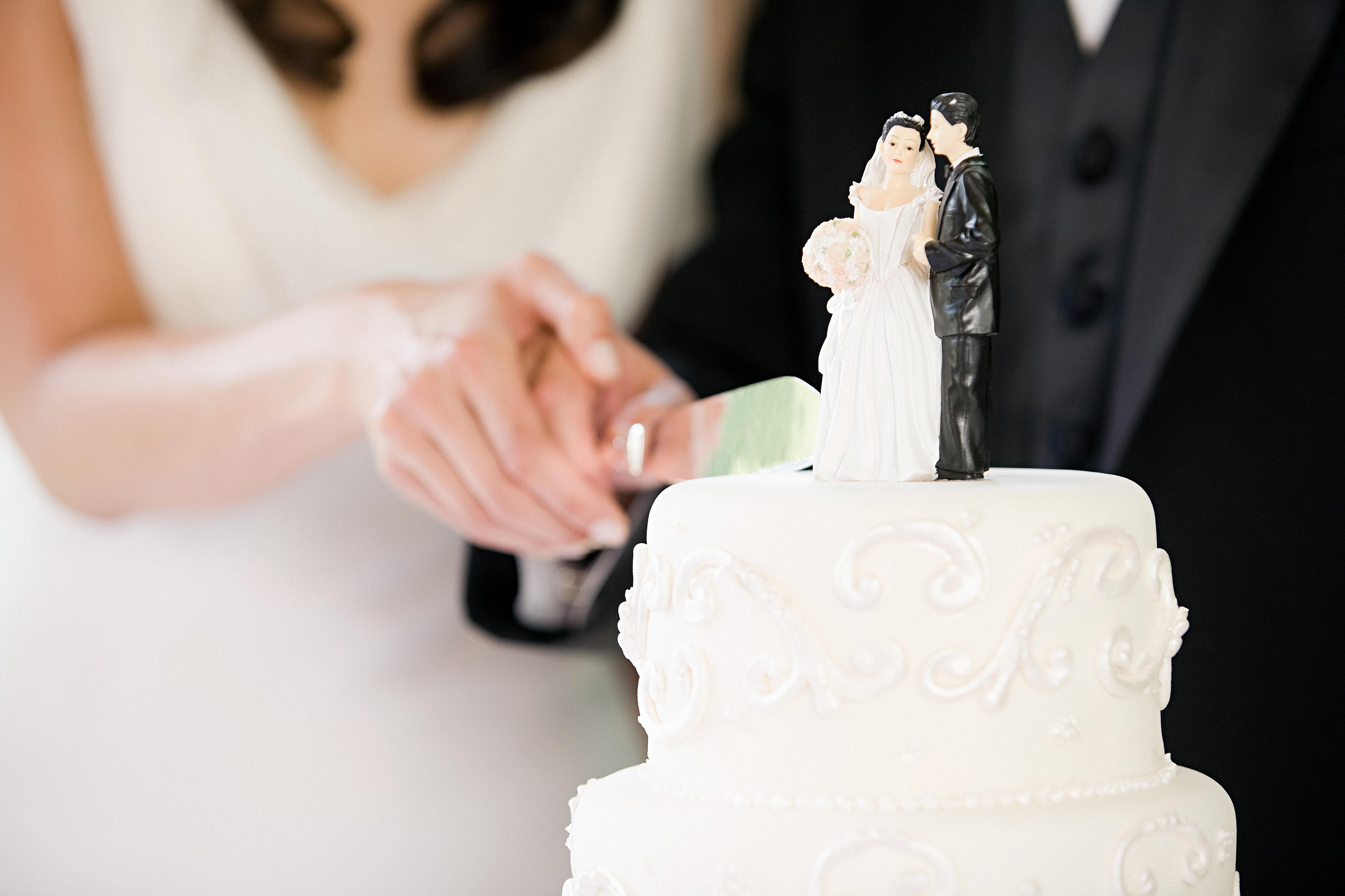 7 Wedding  Cake  Traditions and Their Meanings